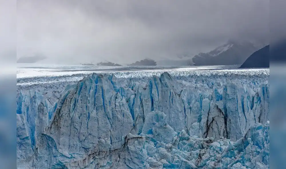 Se trasladó un bloque de hielo glaciar de Alaska a Iowa, lanzando una iniciativa que reunió a científicos de 18 países para estudiar el transporte de hielo desde la Antártida. Se trasladó un bloque de hielo glaciar de Alaska a Iowa, lanzando una iniciativa que reunió a científicos de 18 países para estudiar el transporte de hielo desde la Antártida.