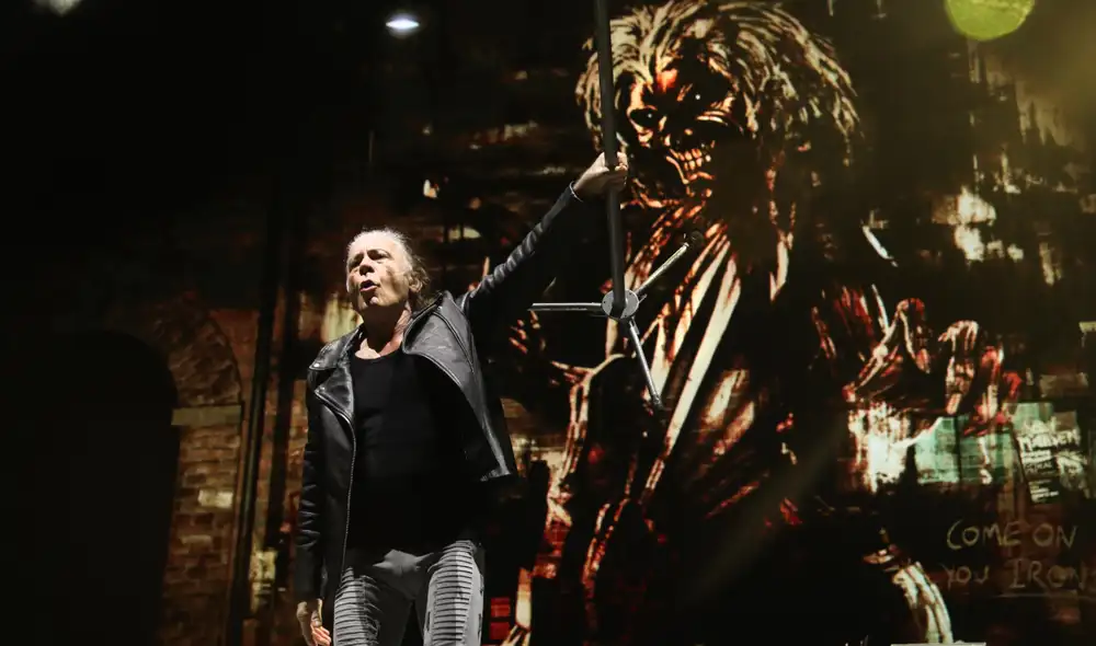 El Estadio Nacional se tiñó de rojo por Iron Maiden y Dickinson ondeó la bicolor
