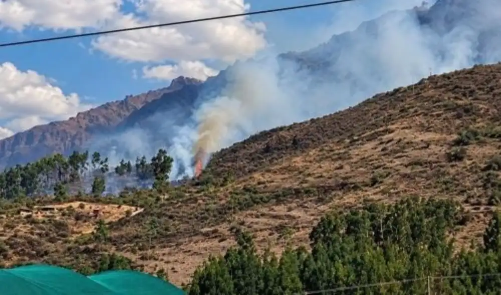 Las cuadrillas de bomberos enfrentan dificultades debido a la topografía accidentada del Apu Pachatusan, complicando el acceso y las labores para controlar las llamas. Las cuadrillas de bomberos enfrentan dificultades debido a la topografía accidentada del Apu Pachatusan, complicando el acceso y las labores para controlar las llamas.