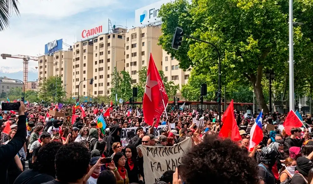 La marcha, la primera bajo el mandato del presidente José Antonio Kast, resultó en 14 policías y 4 civiles heridos. Foto: X/@MagaSignalNews.