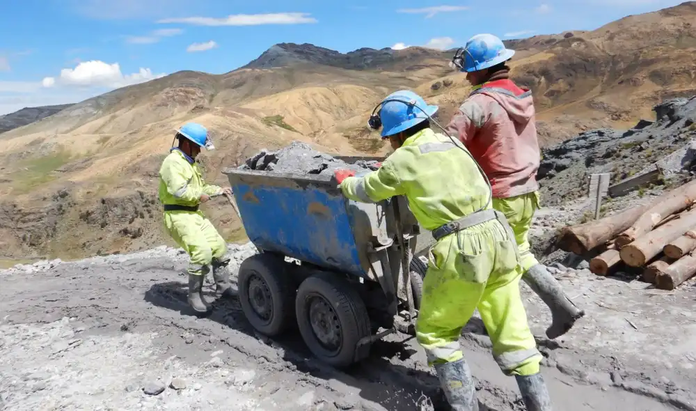 El Poder Ejecutivo presentó el proyecto de Ley de la Pequeña Minería y Minería Artesanal (MAPE) en la Cámara de Diputados, buscando regular operaciones, transporte y comercialización. El Poder Ejecutivo presentó el proyecto de Ley de la Pequeña Minería y Minería Artesanal (MAPE) en la Cámara de Diputados, buscando regular operaciones, transporte y comercialización.