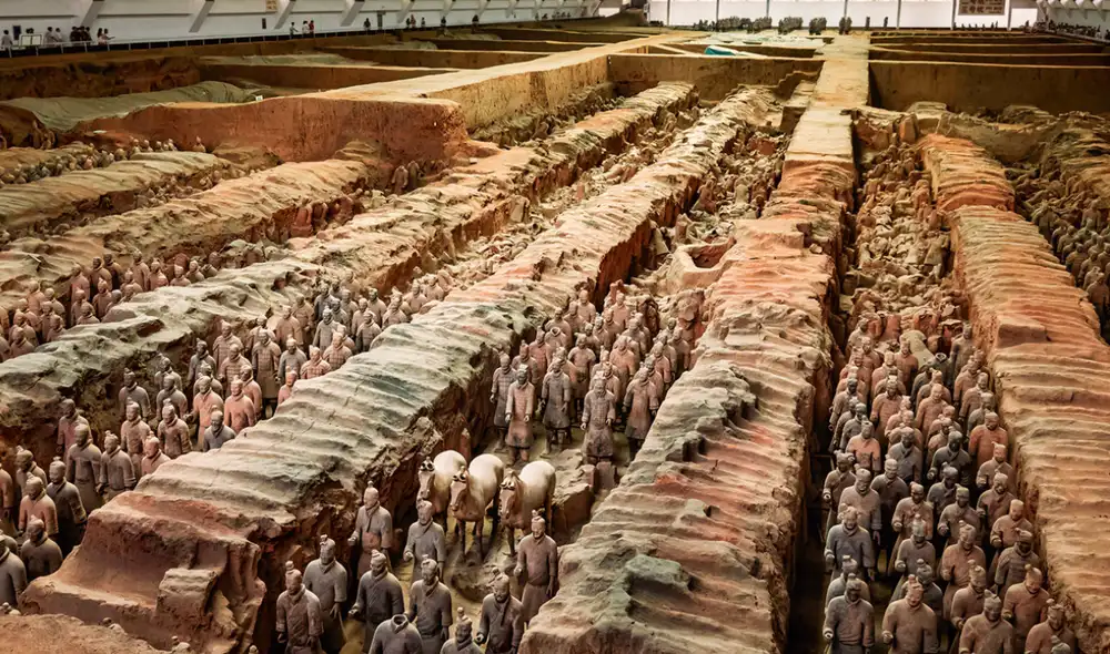 El Ejército de Terracota es una colección de más de 8.000 figuras de arcilla a tamaño real que fueron enterradas junto al emperador Qin Shi Huang. Foto: