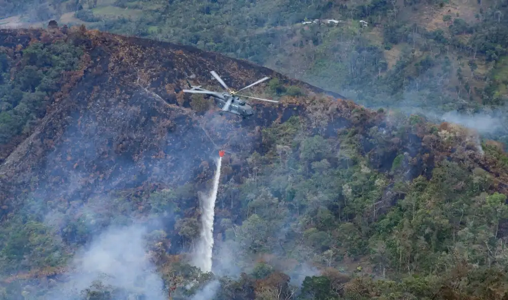 En acción. Un helicóptero de la FAP provisto de un “Bambi Bucket” en plena operación. Foto: La República