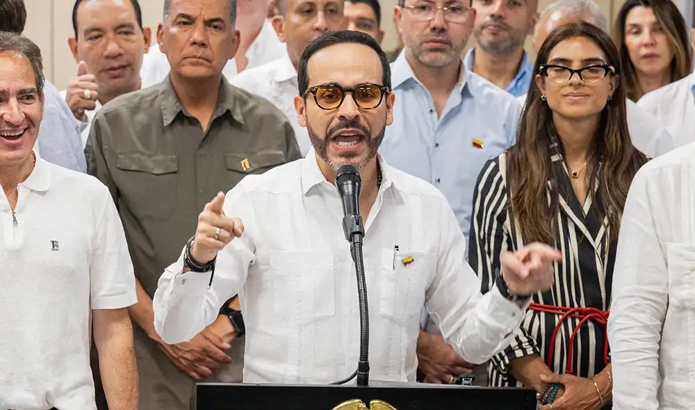 La administración de Abelardo de la Espriella celebra su primera victoria legislativa. Foto: AFP. La administración de Abelardo de la Espriella celebra su primera victoria legislativa. Foto: AFP.