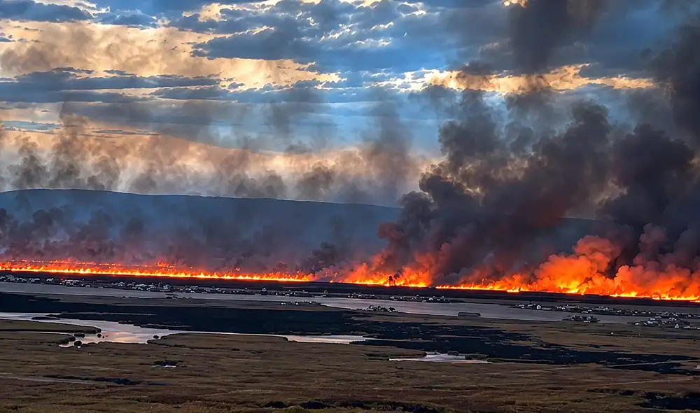 Un incendio forestal afecta los totorales de la Reserva Nacional del Titicaca, en Puno, cerca de las islas de los Uros. La emergencia comenzó el 20 de octubre y sigue controlándose. Un incendio forestal afecta los totorales de la Reserva Nacional del Titicaca, en Puno, cerca de las islas de los Uros. La emergencia comenzó el 20 de octubre y sigue controlándose.