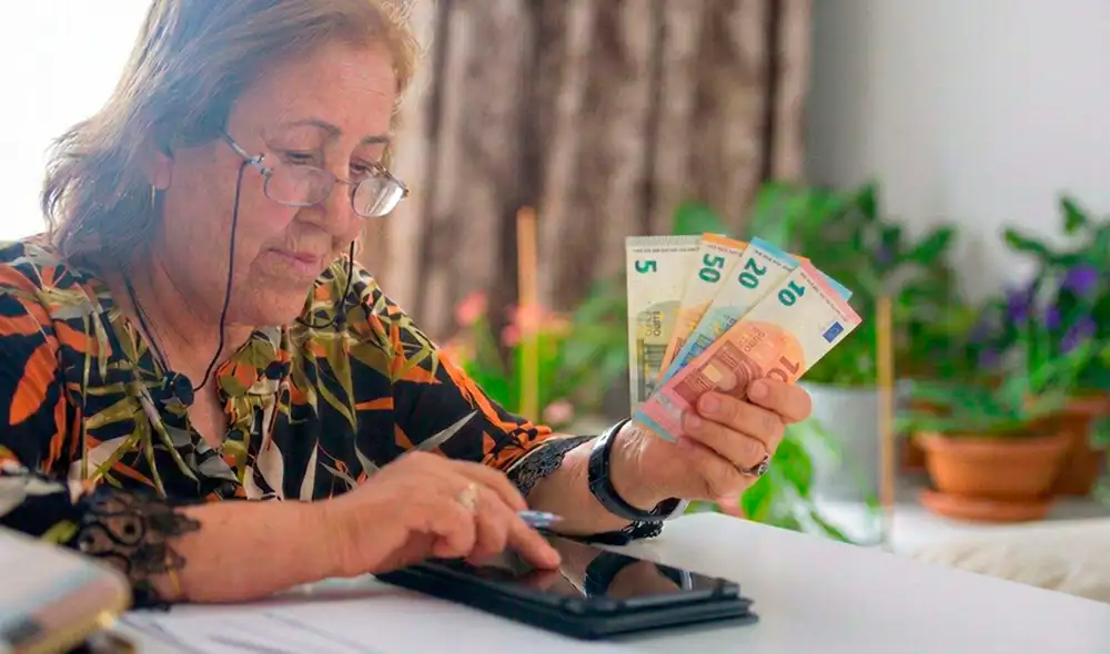 Una mujer jubilada devolverá 3.728,48 euros del complemento a mínimos que cobró en 2021 por donar una vivienda. Foto: iStock