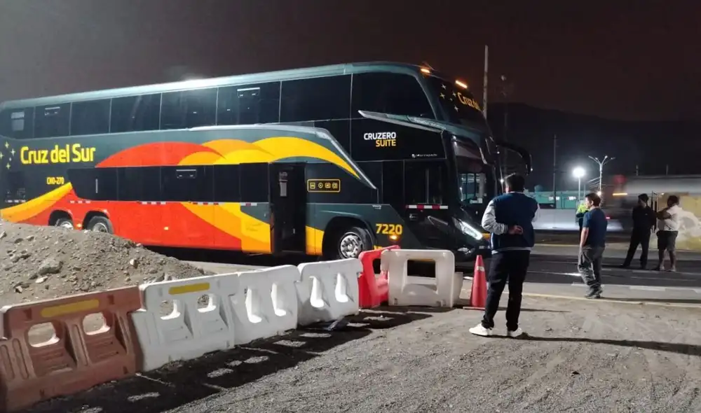 Un bus de Cruz del Sur fue atacado a balazos en la Panamericana Norte, mientras trasladaba pasajeros hacia Trujillo. El ataque ocurrió a la 12:05 a. m. en Ancón. Un bus de Cruz del Sur fue atacado a balazos en la Panamericana Norte, mientras trasladaba pasajeros hacia Trujillo. El ataque ocurrió a la 12:05 a. m. en Ancón.