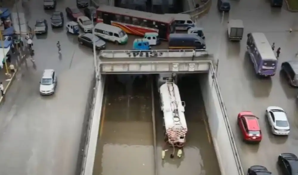El bypass de la avenida Pachacútec en Villa María del Triunfo está cerrado al tránsito vehicular debido a un aniego ocasionado por la llovizna de la noche en Lima. El bypass de la avenida Pachacútec en Villa María del Triunfo está cerrado al tránsito vehicular debido a un aniego ocasionado por la llovizna de la noche en Lima.