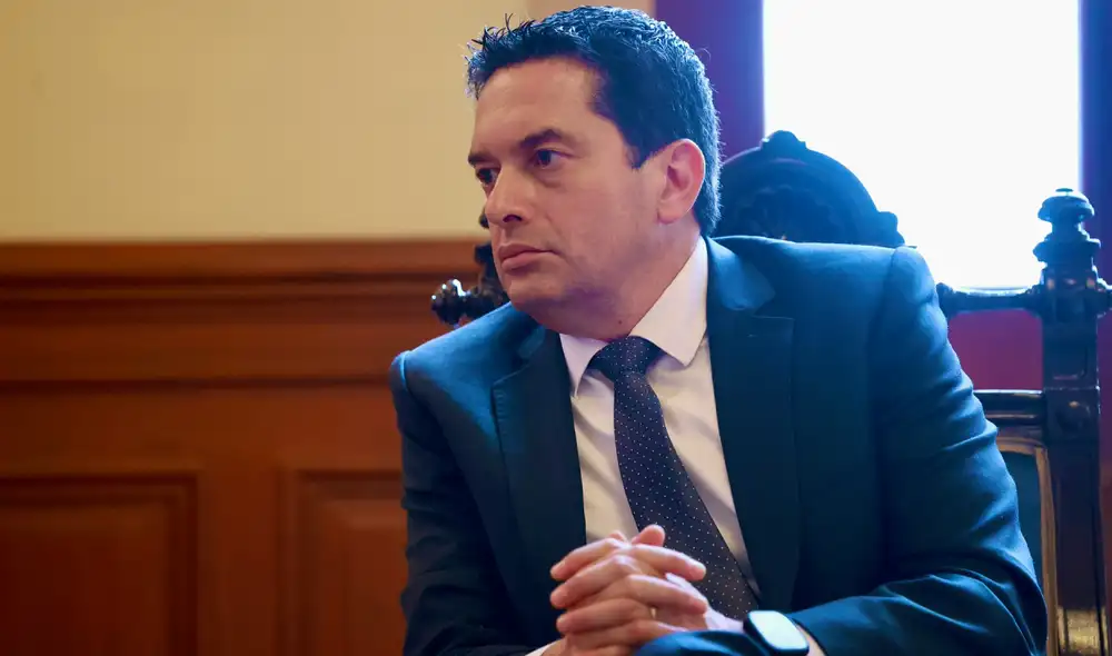 Torres admite error en la ley de facultades tras defender que cumplió la Constitución