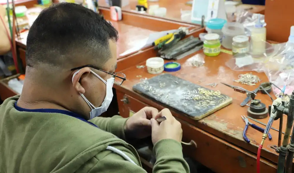 La industria joyera peruana enfrenta el reto de competir con productores internacionales mediante diseños propios, innovación y piezas de mayor valor agregado. La industria joyera peruana enfrenta el reto de competir con productores internacionales mediante diseños propios, innovación y piezas de mayor valor agregado.