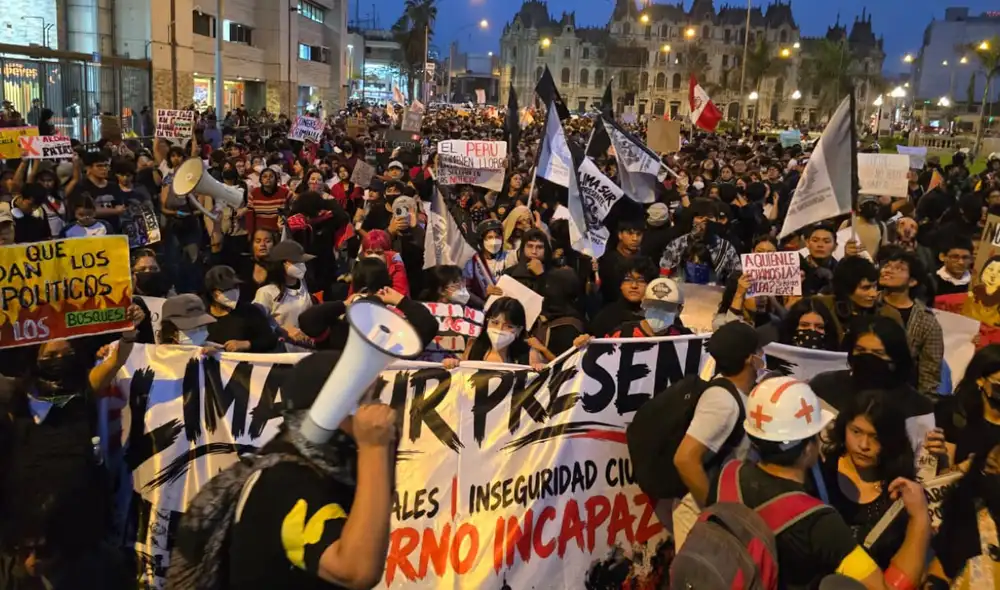 Generación Z y colectivos sociales se movilizan en Lima contra la inseguridad y los incedios forestales Generación Z y colectivos sociales se movilizan en Lima contra la inseguridad y los incedios forestales