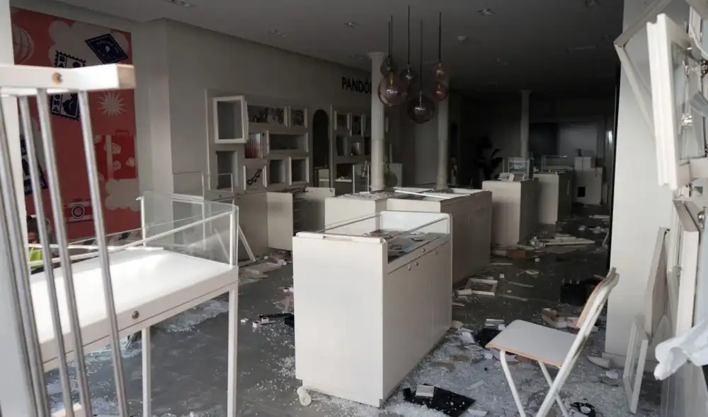 Joyería saqueada la noche anterior durante los disturbios en Barcelona.