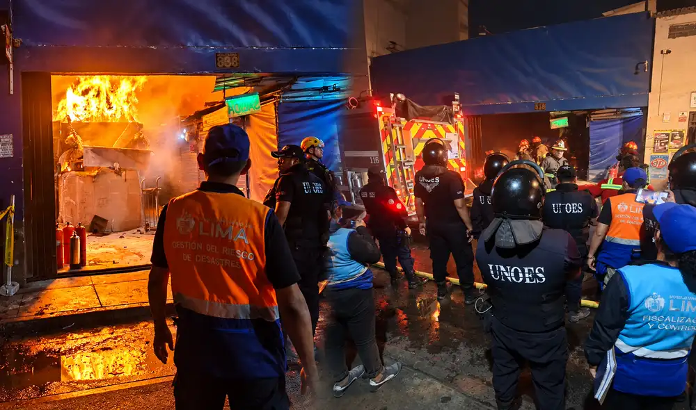 El siniestro, ocurrido la noche del 25 de octubre, afectó seis puestos de un local dedicado a la reparación de electrodomésticos. Las causas preliminares apuntan a un posible recalentamiento eléctrico. El siniestro, ocurrido la noche del 25 de octubre, afectó seis puestos de un local dedicado a la reparación de electrodomésticos. Las causas preliminares apuntan a un posible recalentamiento eléctrico.