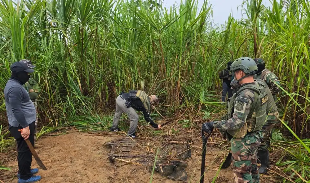 La Policía Nacional del Perú inició la búsqueda de fosas clandestinas en La Pampa, Madre de Dios, tras hallar restos de dos hombres enterrados en la zona de actividad criminal.