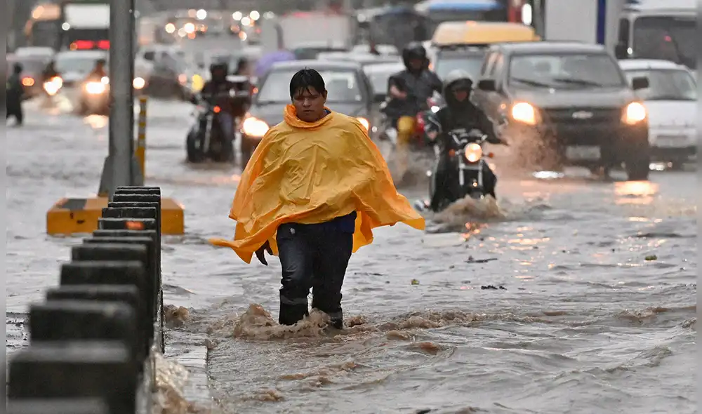 Las intensas lluvias en Guayaquil han causado inundaciones que afectan calles, viviendas y centros comerciales. Foto: AFP. Las intensas lluvias en Guayaquil han causado inundaciones que afectan calles, viviendas y centros comerciales. Foto: AFP.