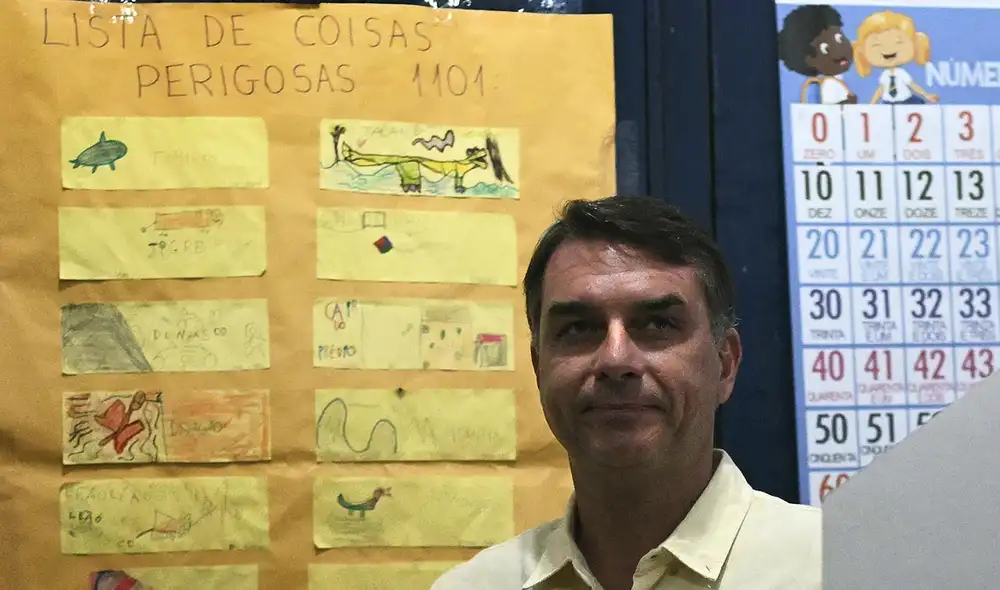 El hijo del exmandatario Jair Bolsonaro confirmó su partida en un vuelo familiar