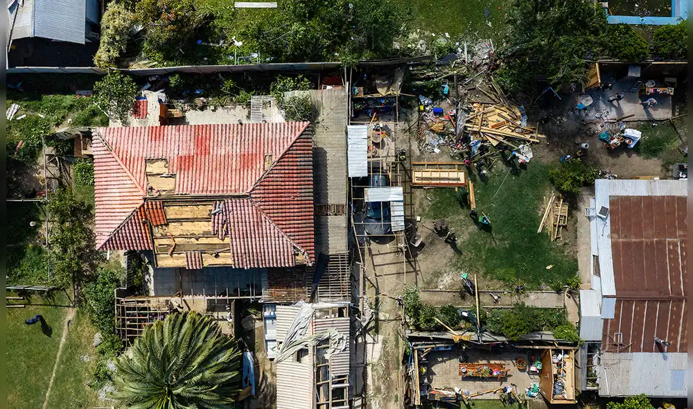 Desde la caída de árboles hasta destrozos en la infraestructura, los daños fueron significativos. Foto: AFP.