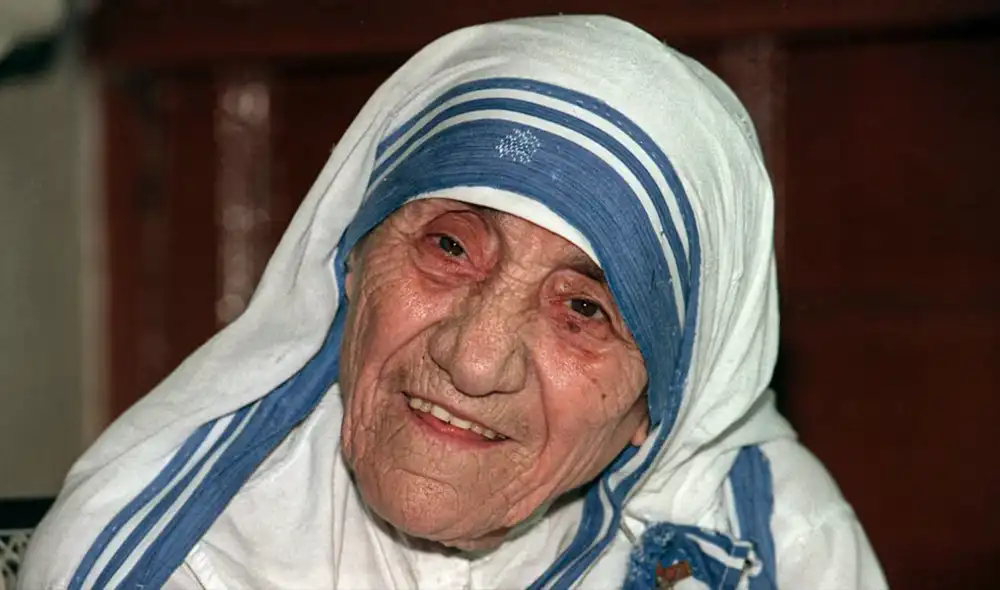 Teresa de Calcuta dedicó su vida al servicio de los más desfavorecidos en la India, fundando orfanatos y centros para enfermos. Teresa de Calcuta dedicó su vida al servicio de los más desfavorecidos en la India, fundando orfanatos y centros para enfermos.