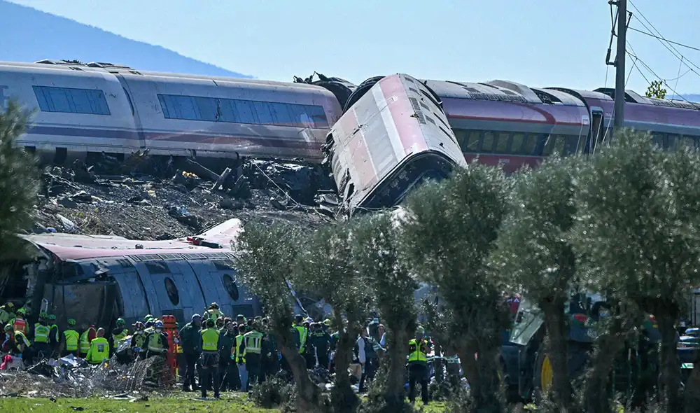 La ministra de Sanidad, Mónica García, calificó el incidente como un accidente de alto impacto. Foto: AFP.