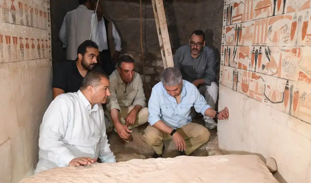 Arqueólogos descubren una sala abovedada repleta de objetos. Foto: Ministerio de Turismo y Antigüedades de Egipto Arqueólogos descubren una sala abovedada repleta de objetos. Foto: Ministerio de Turismo y Antigüedades de Egipto