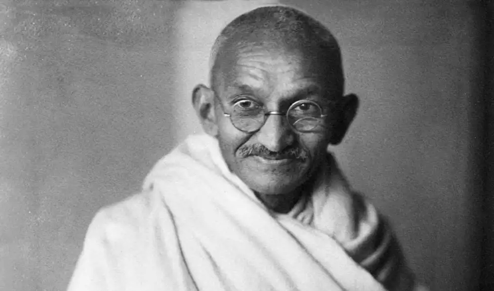 Mahatma Gandhi, líder del movimiento independentista de India, promovió la resistencia pacífica y la sencillez en la vida cotidiana para alcanzar la justicia social.