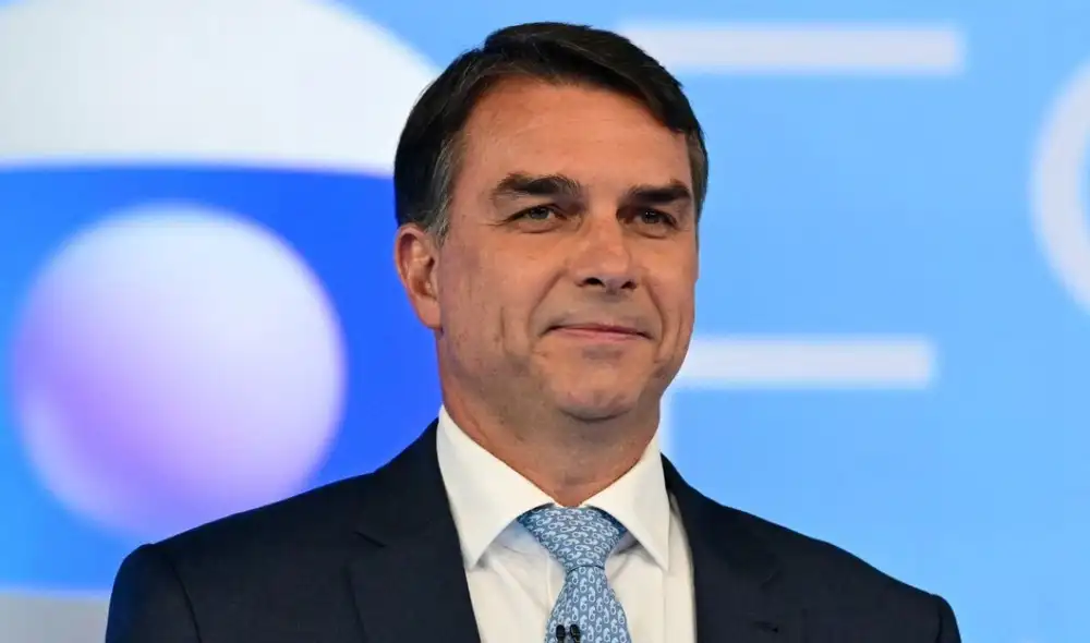 A pesar de su derrota, Flávio Bolsonaro reivindica su victoria, desafiando el resultado oficial que da la victoria a Lula da Silva. A pesar de su derrota, Flávio Bolsonaro reivindica su victoria, desafiando el resultado oficial que da la victoria a Lula da Silva.