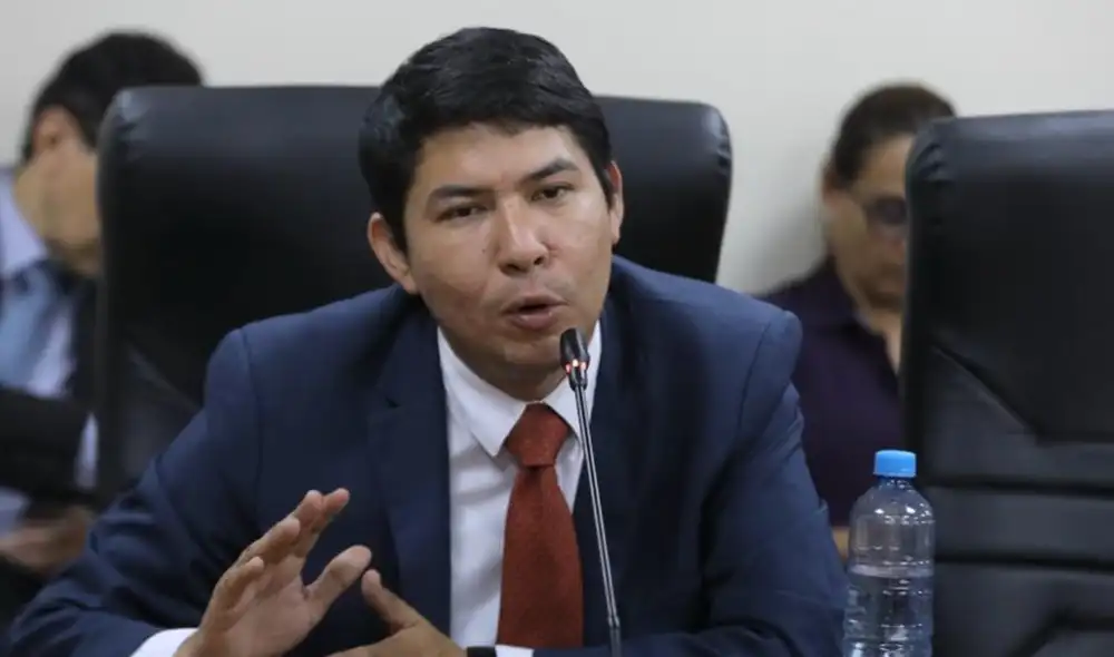 Congresista fujimorista Eduardo Castillo viajó a España en su semana de representación y en plena emergencia por lluvias Congresista fujimorista Eduardo Castillo viajó a España en su semana de representación y en plena emergencia por lluvias