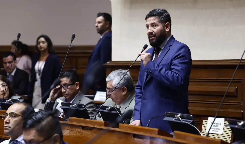 Holguín presentó su renuncia tras diferencias internas con su bancada respecto al pedido de facultades y censura del ministro Astudillo. Foto: Congreso Holguín presentó su renuncia tras diferencias internas con su bancada respecto al pedido de facultades y censura del ministro Astudillo. Foto: Congreso