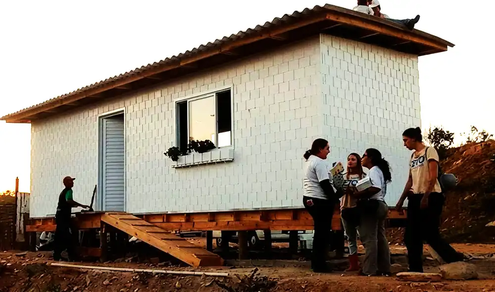 Una mujer de 45 años en Brasil recibe una vivienda sostenible de 27 m² tras enfrentar problemas económicos y de salud.