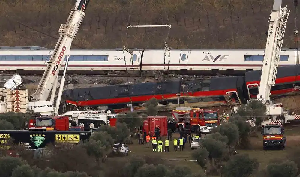 La colisión entre un tren de Renfe y una unidad de Iryo está bajo investigación. El Partido Popular exige explicaciones al presidente Sánchez y critica la gestión de la seguridad ferroviaria en el país