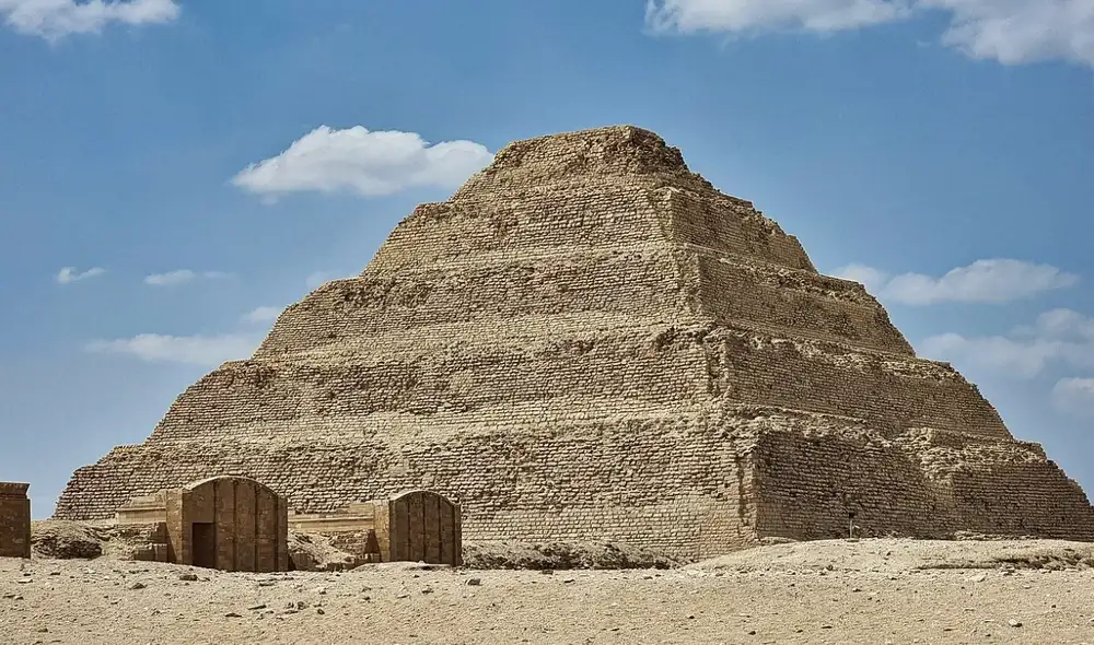 La pirámide escalonada de Djoser en Saqqara. Foto: Richard Mortel/Wikimedia