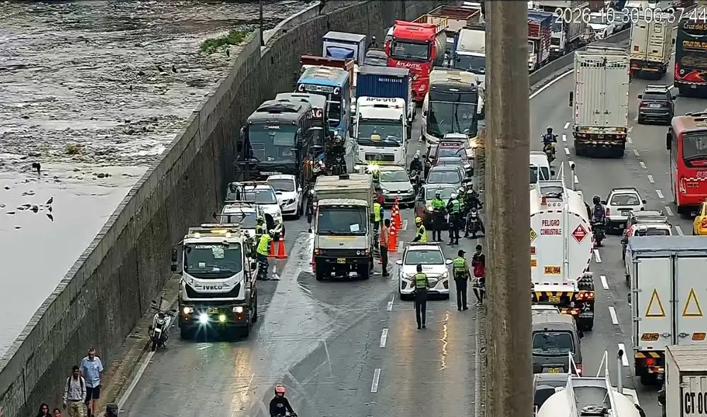 Una congestión vehicular severa afecta la Vía de Evitamiento, en sentido norte-sur, por un derrame de combustible ocurrido esta mañana. Una congestión vehicular severa afecta la Vía de Evitamiento, en sentido norte-sur, por un derrame de combustible ocurrido esta mañana.