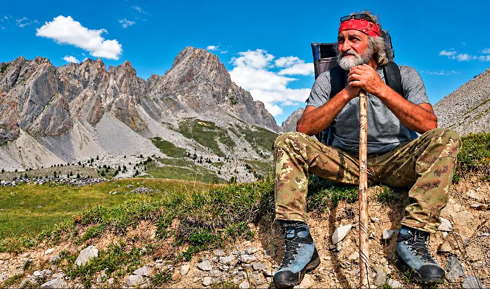 Franco, un hombre de 77 años, preserva su legado familiar en los Alpes italianos. Resguardando una cabaña de más de 200 años, enfrenta inviernos severos a 1.800 metros de altitud.
