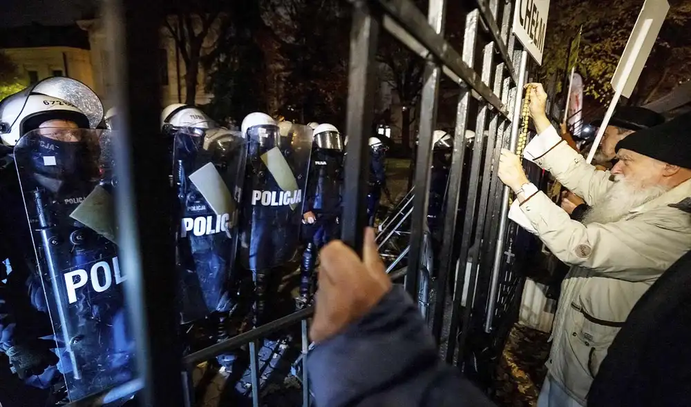 La suspensión temporal de dos magistrados desató una disputa entre el Gobierno de Donald Tusk y la oposición nacionalista
