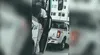 ¡No aguantó! Cobrador de bus con pasajeros es captado miccionando desde puerta de vehículo en Trujillo
