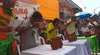 Ciudadanos concursan por ser el bebedor más veloz de chicha de jora en Piura