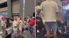 Hombre se hace viral tras agredir a pasajera que ocupó una silla en el aeropuerto 'El Dorado' de Colombia: "se levanta o la levanto"