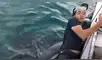 YouTube viral: tiburón ballena emerge del mar en busca de comida y bañista se aterra con su presencia
