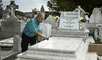 En el cementerio. Papo Lucca visitando la tumba de su amigo Héctor Lavoe, en Ponce. (Foto: Luis Miranda)