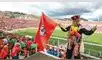 Pintado de rojo. Miles de hinchas, y este personaje vestido con trajes típicos del Cusco, abarrotaron las graderías del estadio Inca Garcilaso de la Vega en una jornada de fútbol inolvidable.