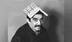 Gabriel García Márquez en una foto curiosa con su novela Cien años de soledad.
