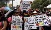 Las personas sostienen carteles que apoyan la diversidad de género durante el Desfile del Orgullo en la Ciudad de México el 25 de junio de 2022. Foto: AFP