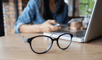 El filtro azul es un tratamiento que se aplica a los cristales de los lentes. Foto: Freepik
