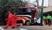 Fatal accidente en av. Brasil deja un muerto y 31 heridos: bus atropelló a peatón y quedó atascado en poste de luz