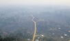 Cielo gris. Así se ve desde una aeronave la selva de Ucayali por la humareda de los incendios forestales. Autoridades piden declarar estado de emergencia, pero Gobierno no les hace caso. Foto: La República