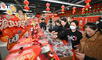 Clientes seleccionan cerezas chilenas recién llegadas a un supermercado, en Tianjin, en el norte de China, el 26 de diciembre de 2024.