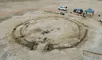 Los arqueólogos encontraron la llanta del carro en una fosa común con restos humanos incinerados, cerámica tosca y huesos de animales.