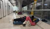Cientos de migrantes duermen cada noche en el aeropuerto de Madrid-Barajas, víctimas de la precariedad laboral, el alto costo del alquiler y la falta de respuestas institucionales.