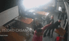 "Se querían ir sin pagar": Un policía y un profesor de artes marciales golpean brutalmente a mozas en cervecería de Argentina