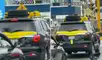Conductor peruano sorprende al decorar su auto con prenda amarilla para atraer la buena suerte.